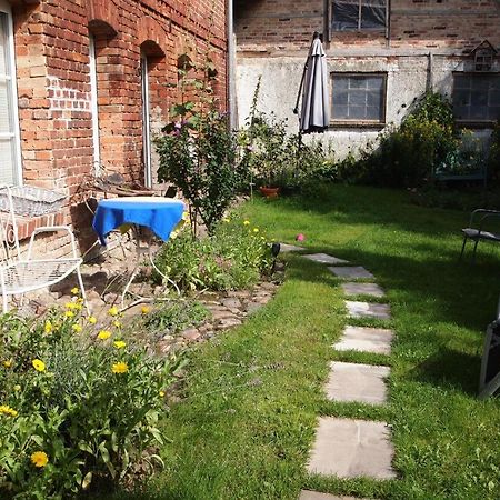Neu Fewo Im Bauernhaus Mit Idyllischem Innenhof Und Naturgarten Mesekenhagen Екстер'єр фото